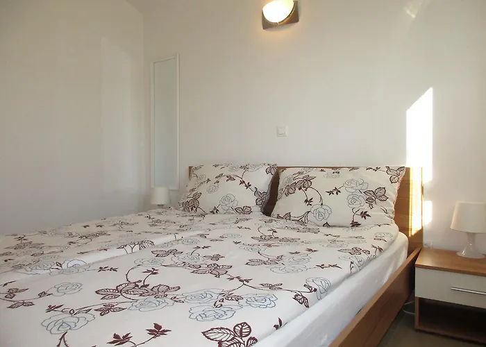 Iva Doren Apartment Vir